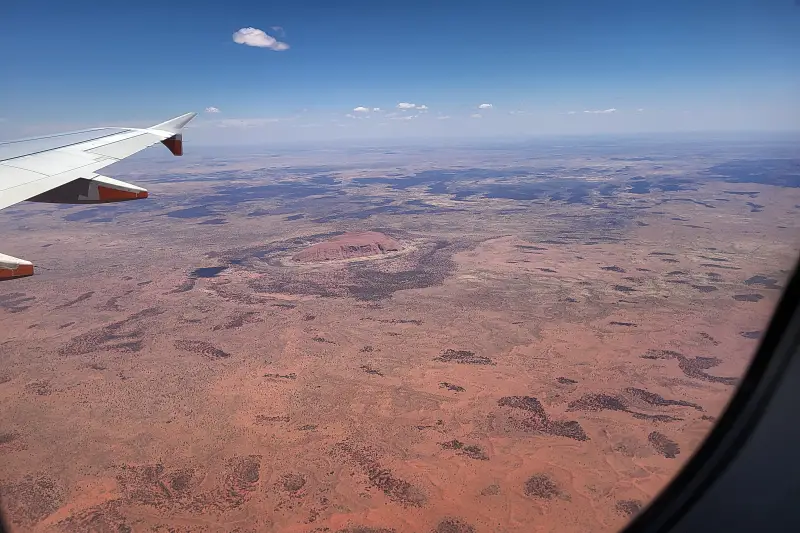 Uluru látványa a repülőgép ablakából